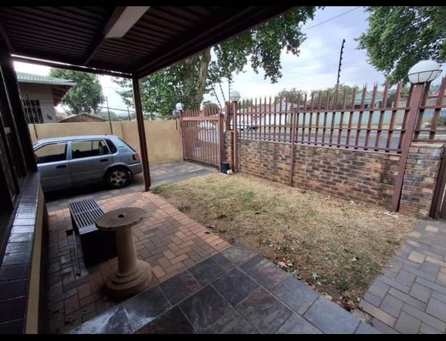 5 BEDROOM HOUSE FOR SALE IN BEZUIDENHOUT VALLEY